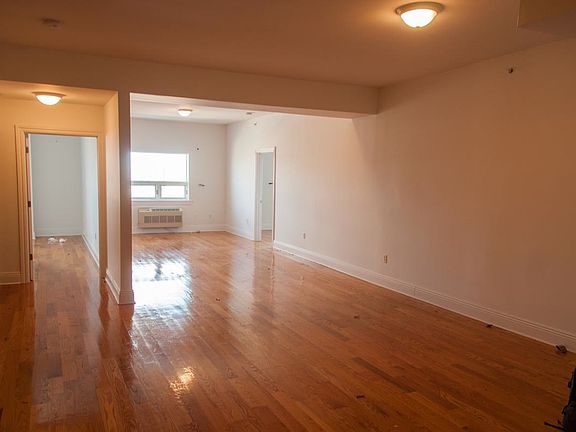 2nd image of 906 22nd St