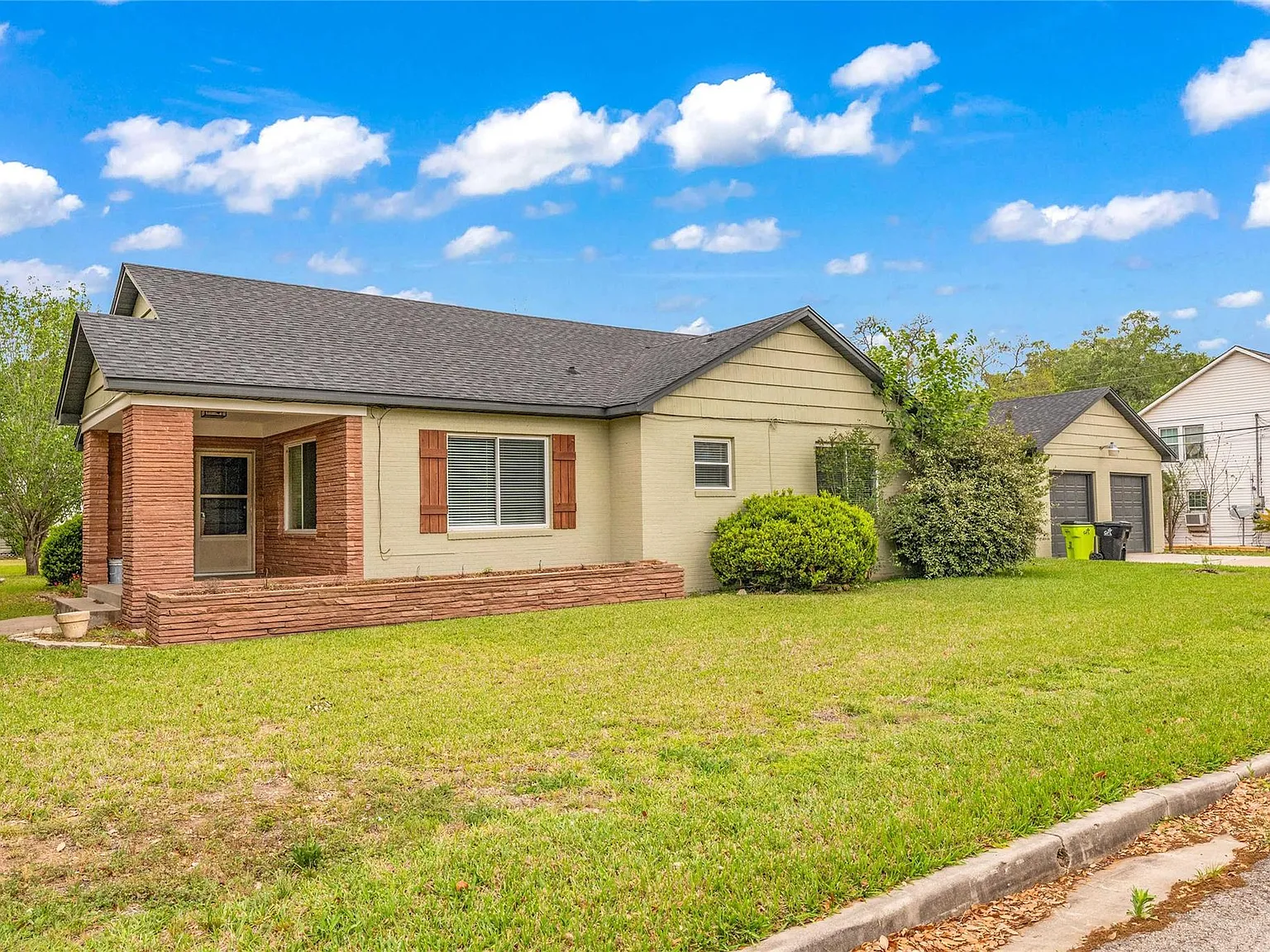 3 bed, 2.5 bath, 2231 sqft, $1,950 — Photo 3