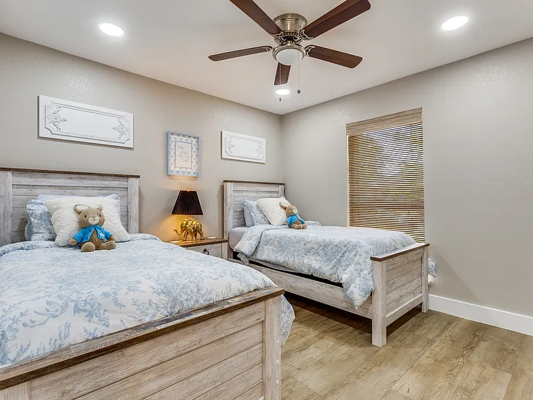 926 Hillside Ln — Photo 9