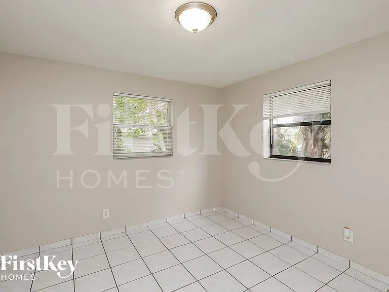 5826 N Farragut Dr — Photo 11