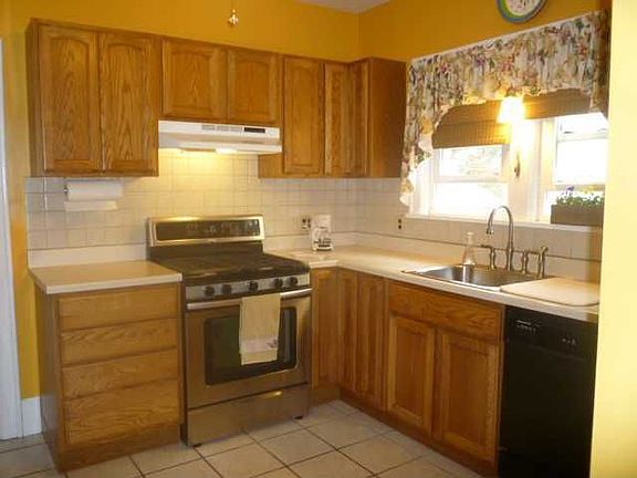 4th image of 18 Woodlawn Ave