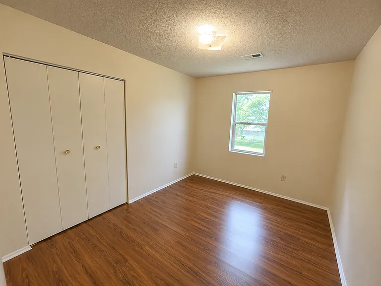 209 E Broad St — Photo 15