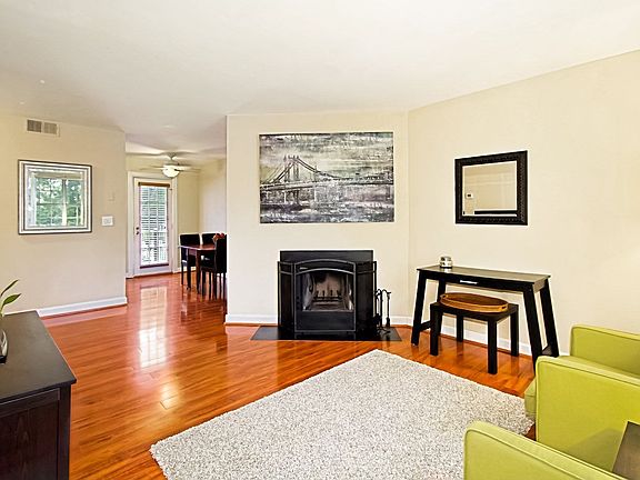 5th image of 2810C S Wakefield St