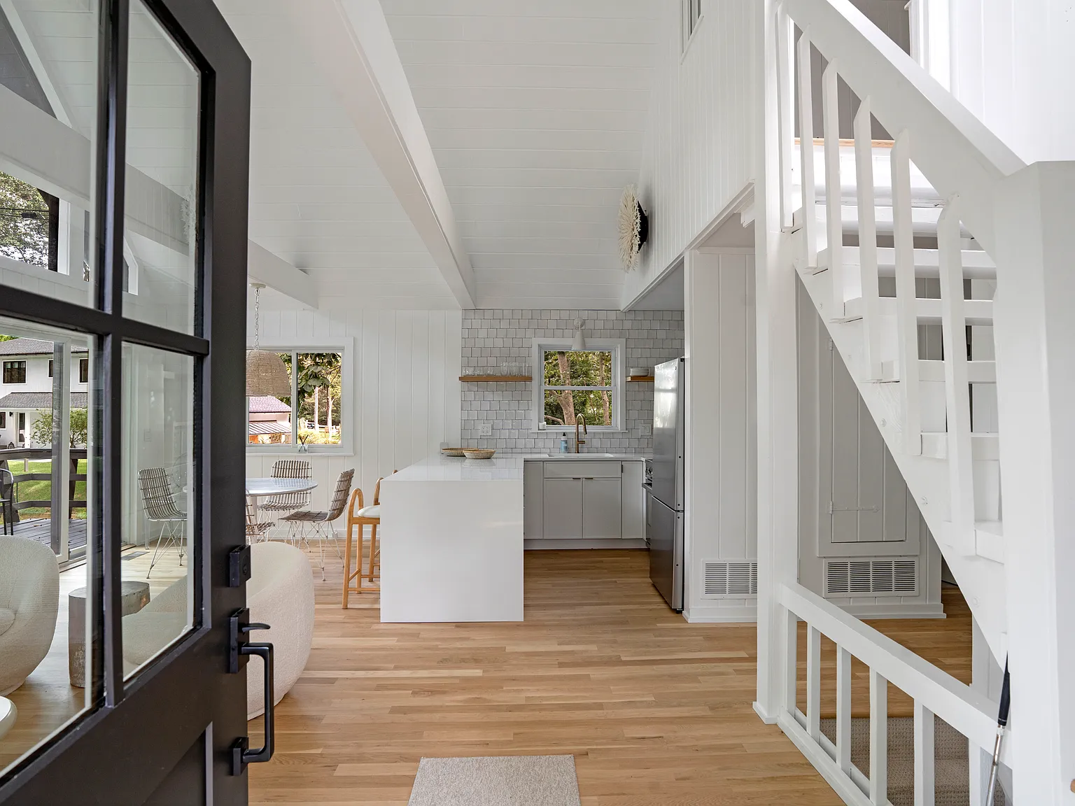 Delightful Cozy, Bright and Clean Redwood Area Cottage — Photo 1