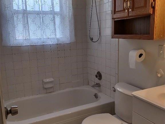 5th image of 848 Sandalwood Dr