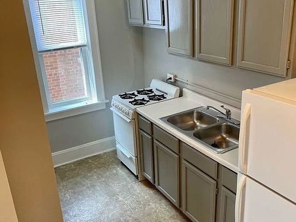 5th image of 261 Lyndhurst Pl APT 108