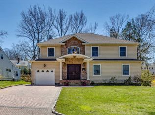 26 Shadow Ln, Great Neck, NY 11021