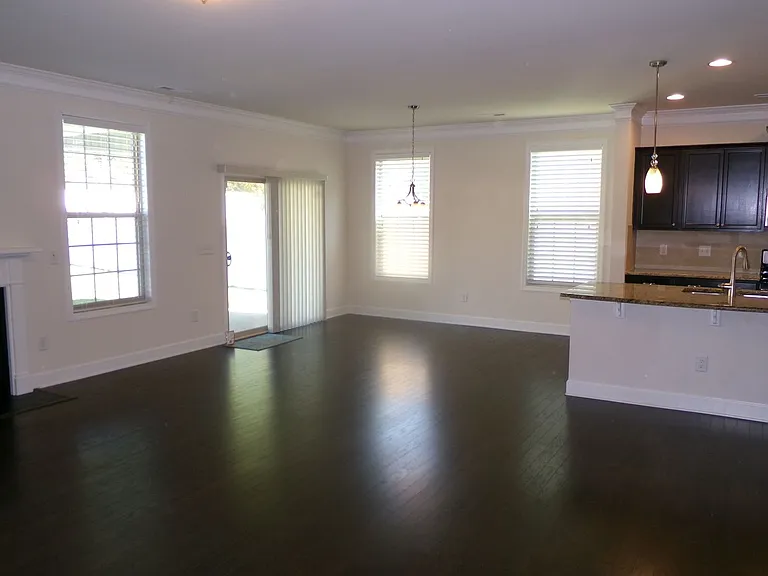 1419 Sawyer Ave — Photo 12