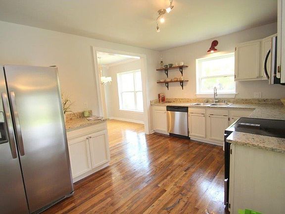 4th image of 304 Thornhill Cir