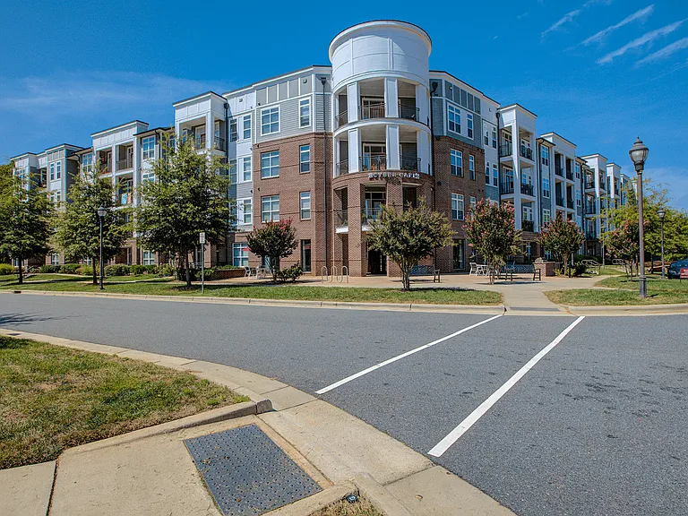 Holly Crest Apartments — Photo 51