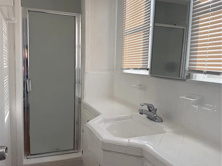 209 S Reeves Dr — Photo 9
