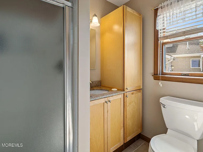 466 E Bay Ave — Photo 20