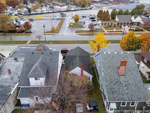 4th image of 413 Superior St