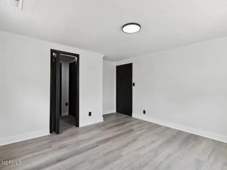 805 Nile St — Photo 11