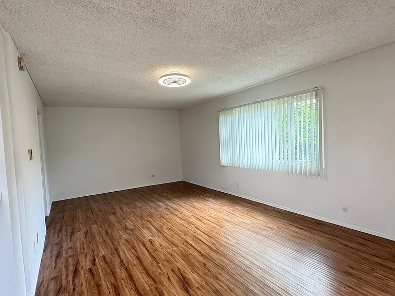 20353 Saticoy St — Photo 14