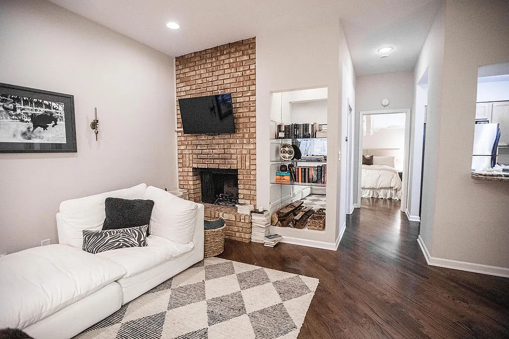 1 bed, 800 sqft, $2,200 — Photo 3