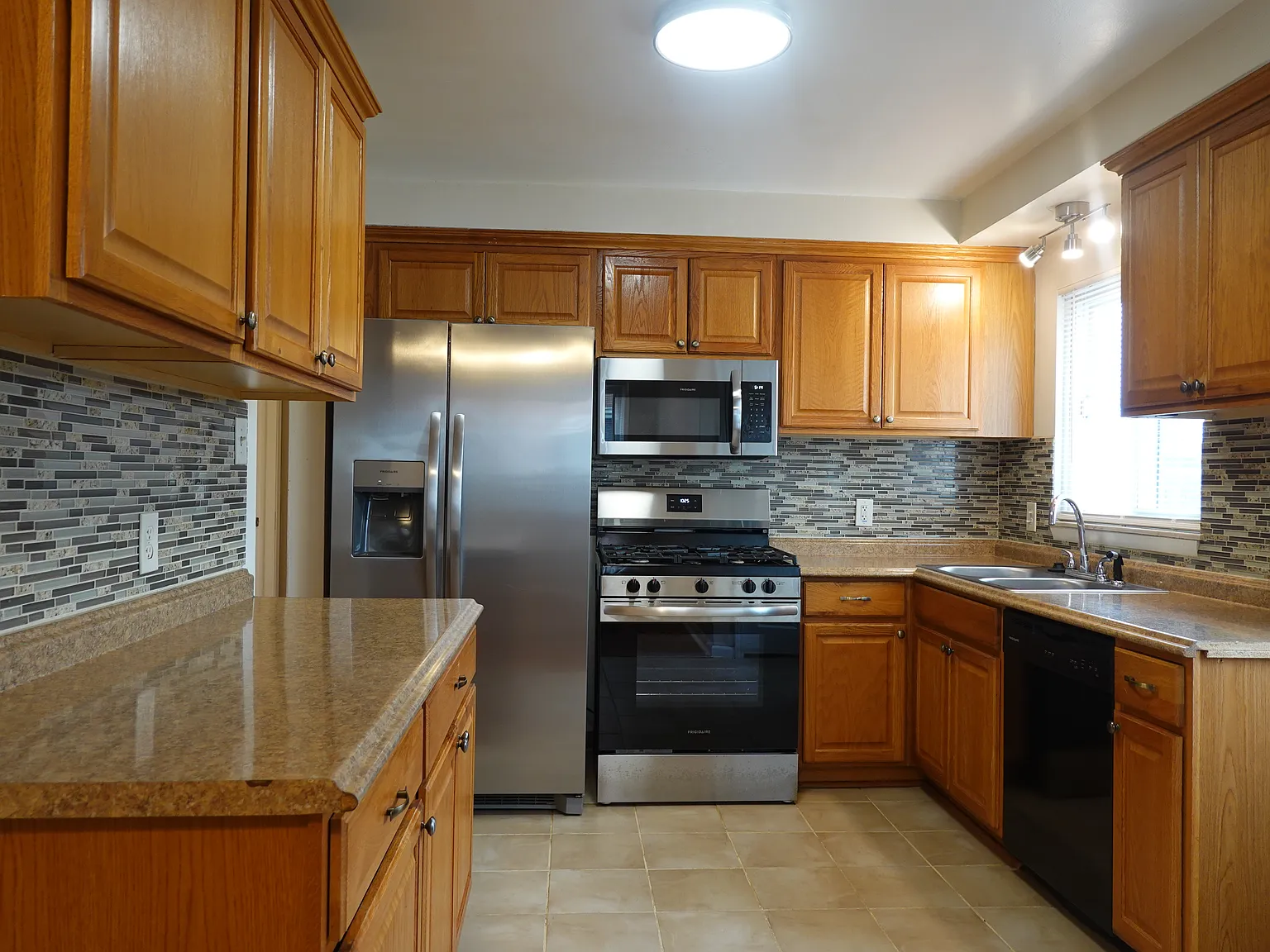 3 bed, 985 sqft, $1,700 — Photo 3