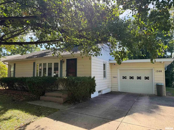 1308 Lawndale Ave, Pekin, IL 61554