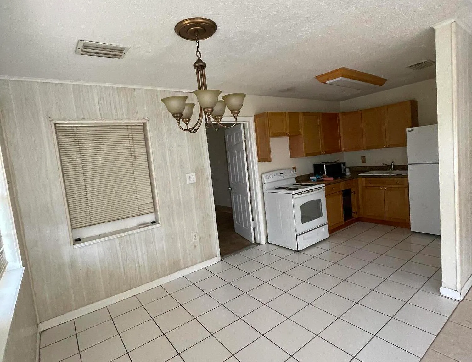 3 bed, 1.0 bath, 1180 sqft, $1,950 — Photo 4