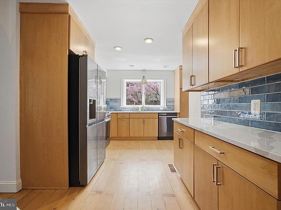 3rd image of 726 Crooked Ln