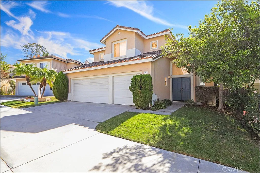 4 bed, 2.5 bath, 1900 sqft, $5,200 — Photo 1