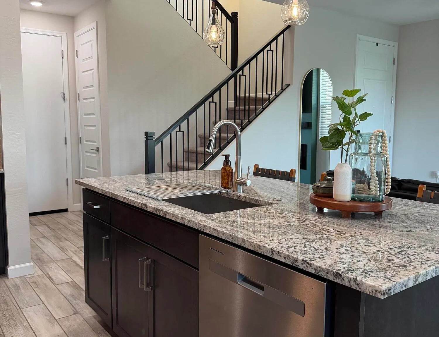 3 bed, 2.5 bath, 1348 sqft, $5,000 — Photo 2