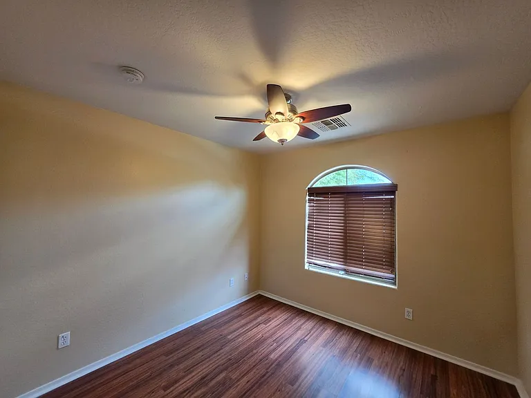 7805 S 48th Ln — Photo 6