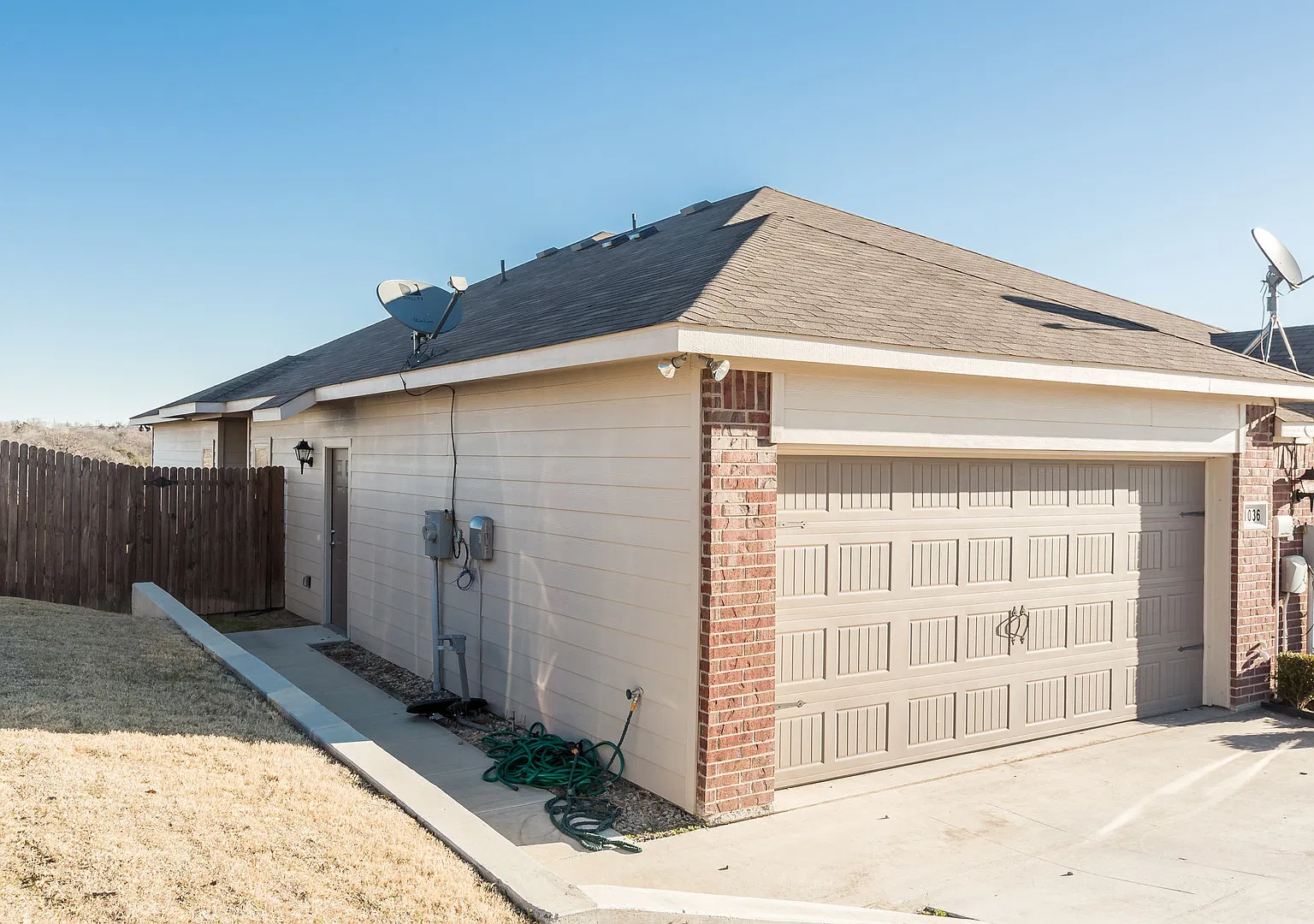 Great 3 bed/2 bath Home Backing onto Holland Park Recreation Area/Trail!! — Photo 3