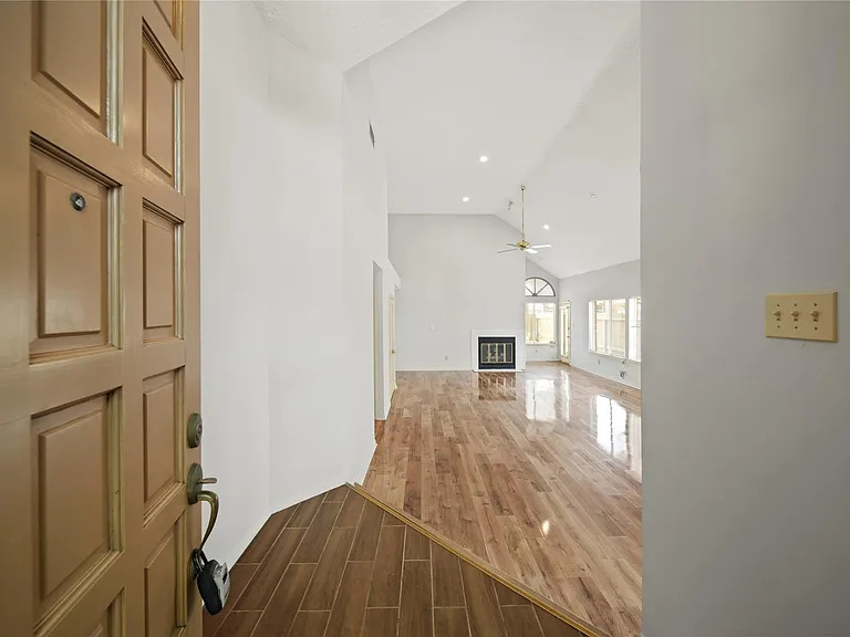 2923 Plantation Wood Ln — Photo 2
