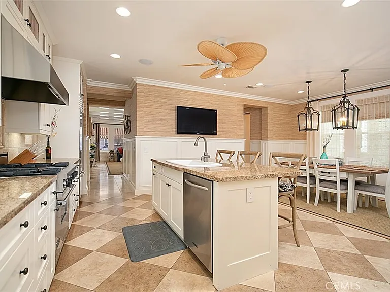 208 E Balboa Blvd — Photo 17