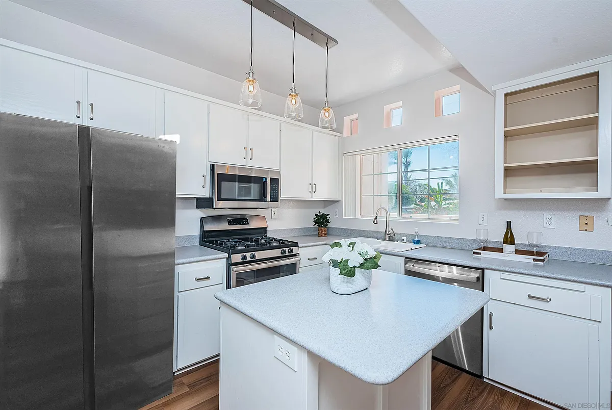 Building Photo - 221 Donax Ave #11