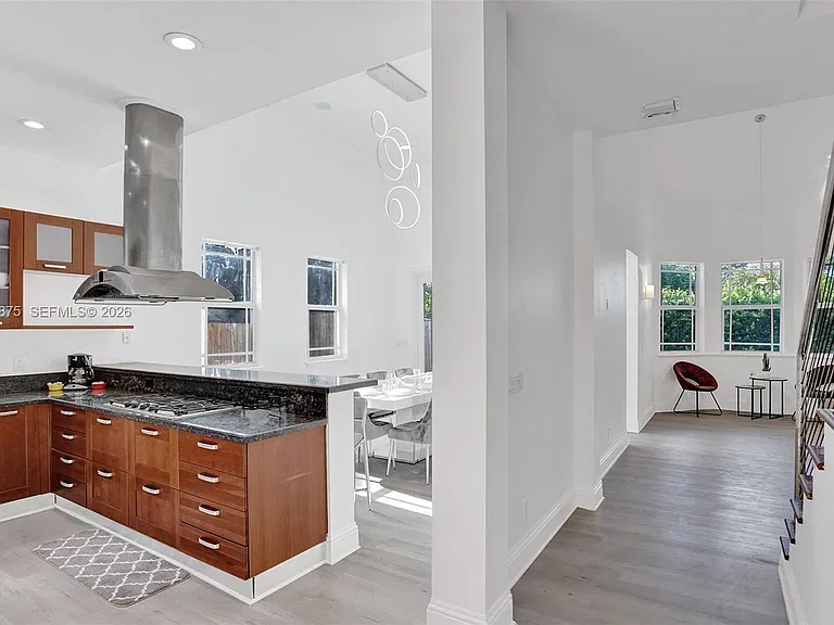1207 SW 21st St — Photo 5