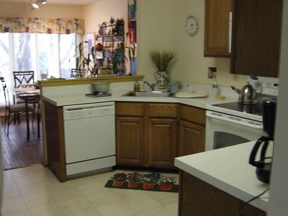 Kitchen and Breakfast Area