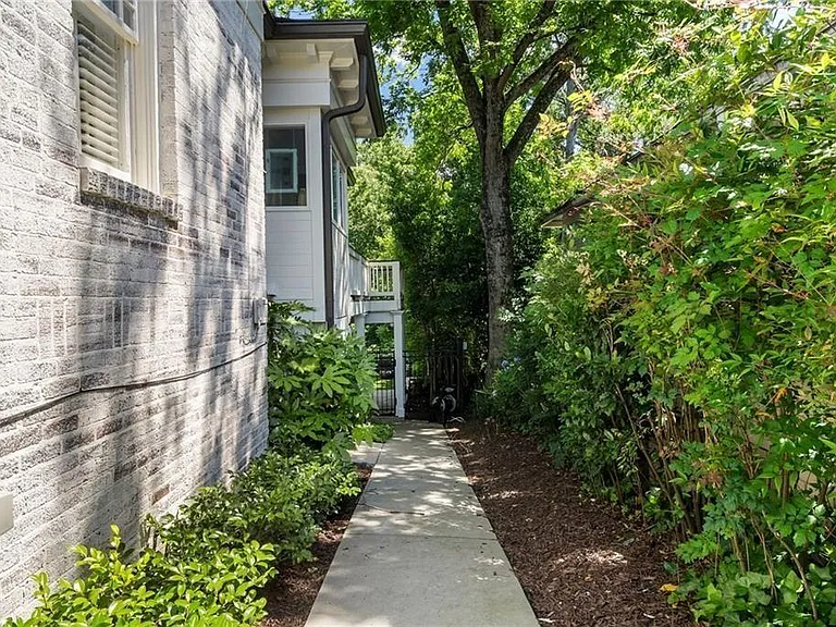 663 Yorkshire Rd NE — Photo 64