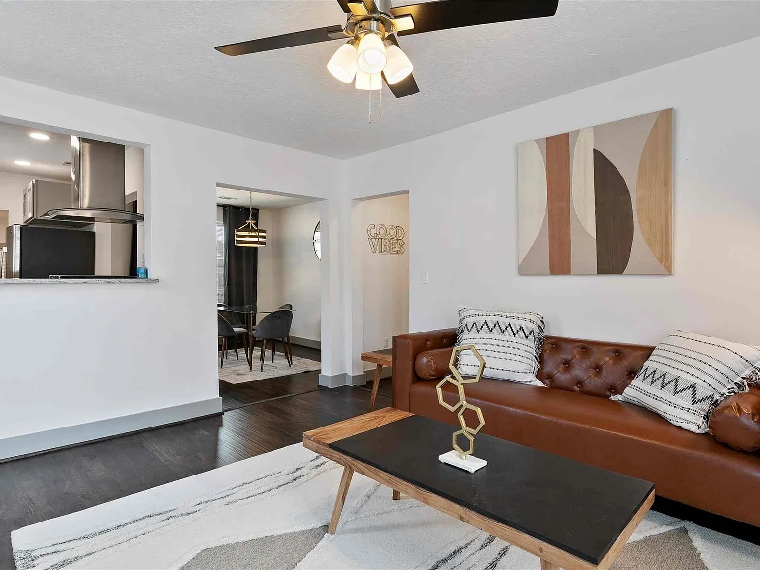 2 bed, 1.0 bath, 1082 sqft, $1,695 — Photo 2