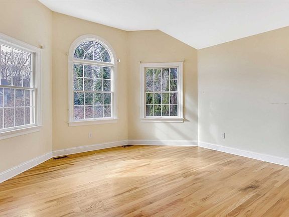 4th image of 1 Rolling Wood Ct