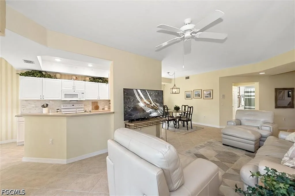 2 bed, 2.0 bath, 1379 sqft, $5,400 — Photo 4