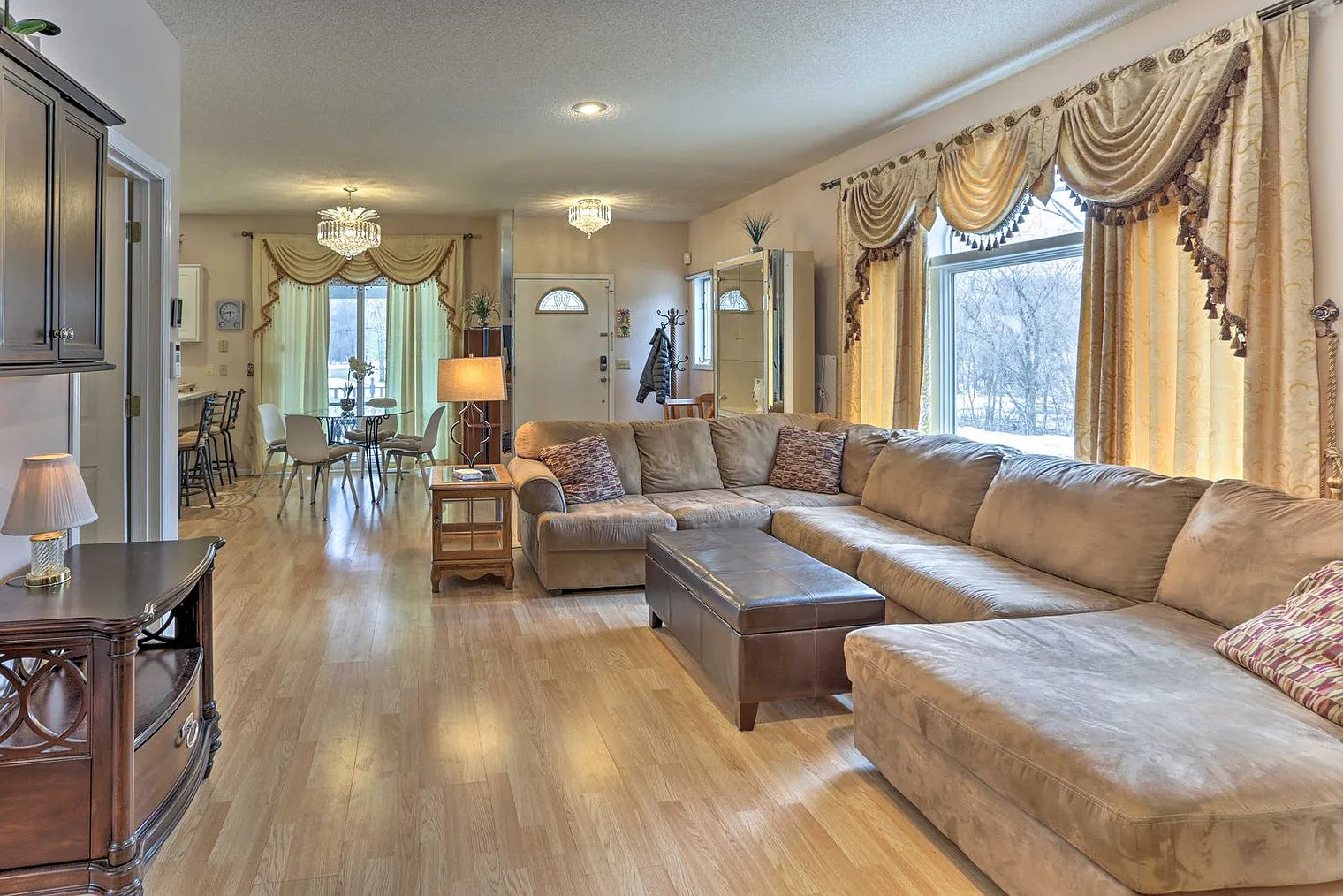 6 bed, 4.0 bath, 3595 sqft, $5,935 — Photo 1