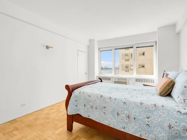 45 Sutton Place image 27 of 43