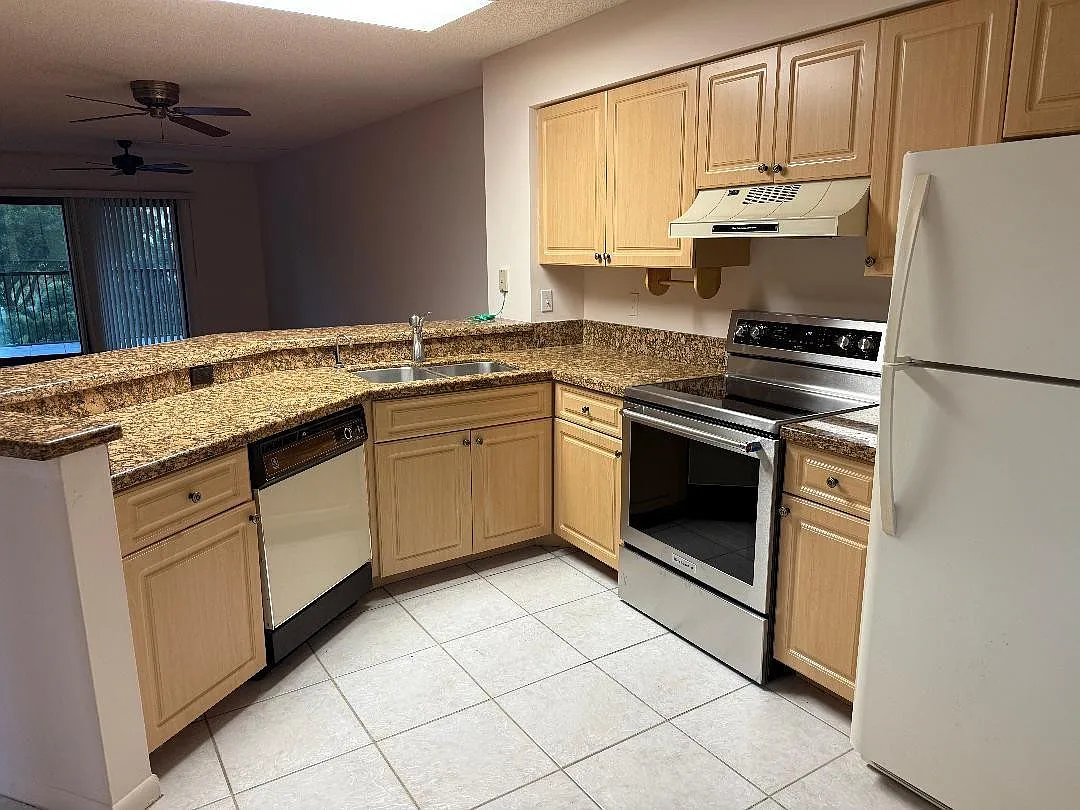 2 bed, 2.0 bath, 1160 sqft, $2,100 — Photo 2