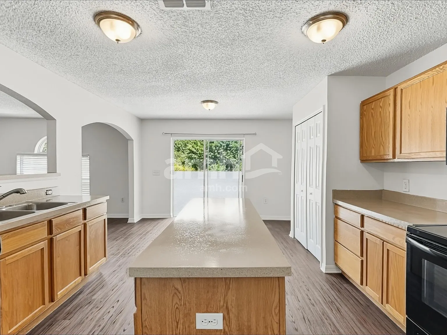 4 bed, 2.5 bath, 1944 sqft, $2,450 — Photo 3