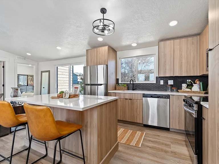 362 W London St — Photo 31