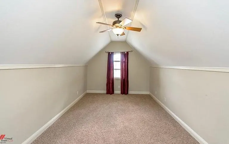 552 Canterbury Ln — Photo 6