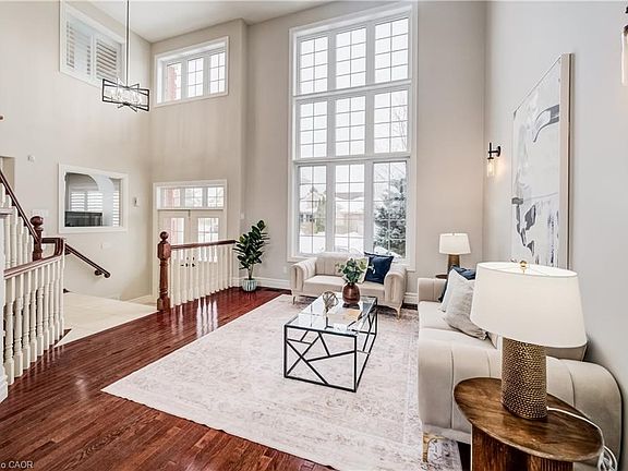 2nd image of 38 Deer Ridge Cres