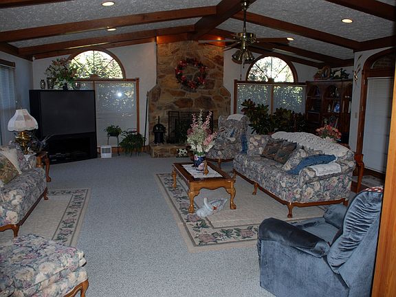 Greatroom w/stone fireplace