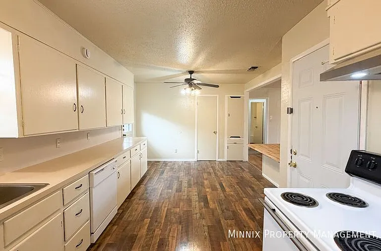 2113 S Loop 289 #B — Photo 6