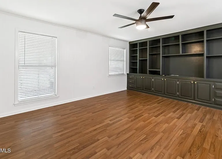 222 Maplewood Dr — Photo 2