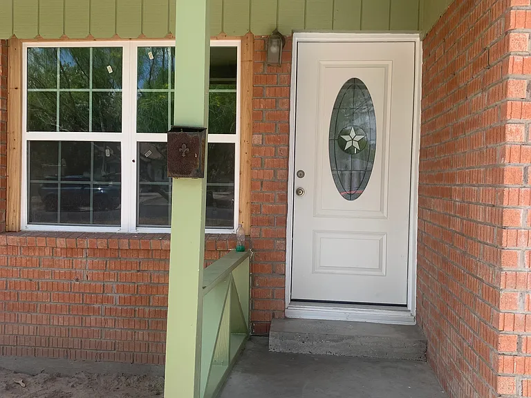 910 E Austin Ave — Photo 2