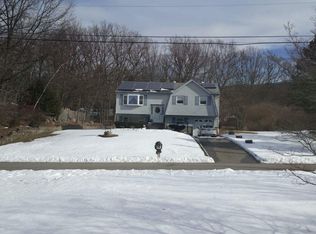 17 Maryann Rd, Oak Ridge, NJ 07438