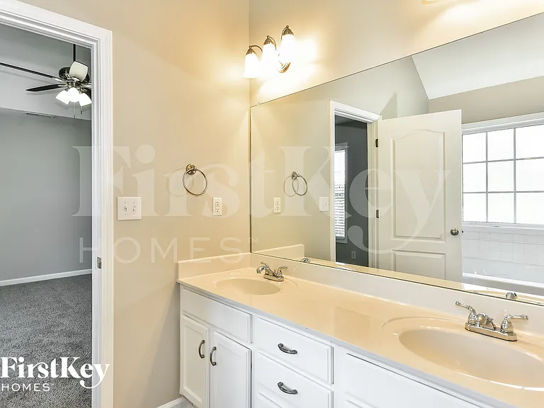 1161 Castlewood Dr — Photo 13